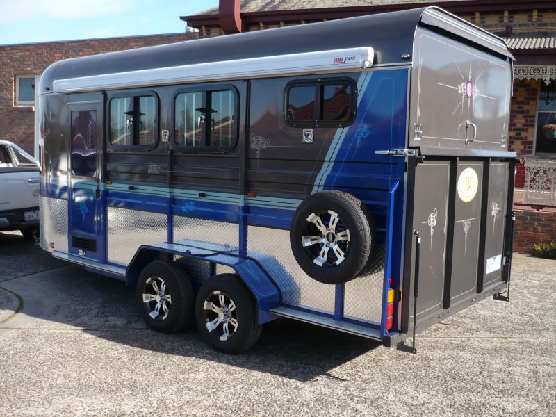 Luxury Float with Shower 2 Horse Angle Sold to Woodend, VIC