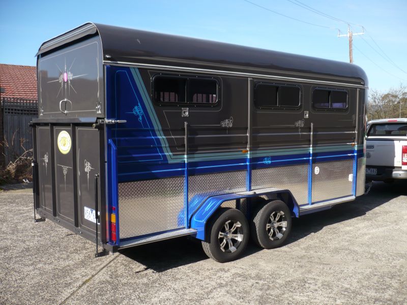 Luxury Float with Shower 2 Horse Angle Sold to Woodend, VIC